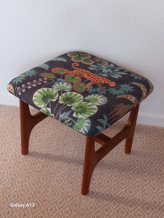 Image 1 of Hocker aus Teakholz im skandinavischen Design mit Faunadruck aus Leinen