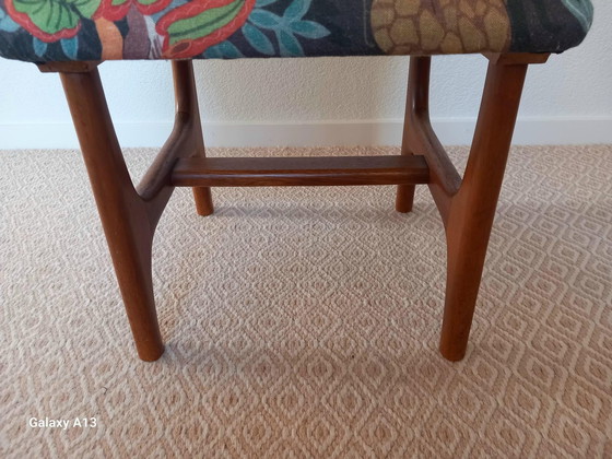 Image 1 of Hocker aus Teakholz im skandinavischen Design mit Faunadruck aus Leinen