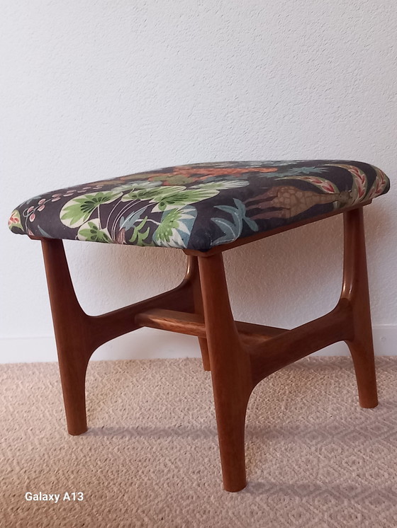 Image 1 of Hocker aus Teakholz im skandinavischen Design mit Faunadruck aus Leinen