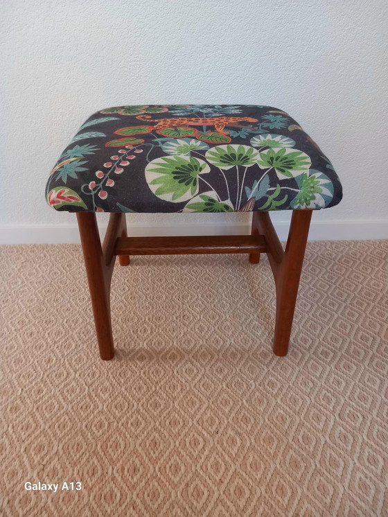 Image 1 of Hocker aus Teakholz im skandinavischen Design mit Faunadruck aus Leinen