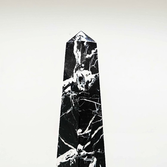 Image 1 of 1970S Großer handgeschnitzter Obelisk aus schwarzem Marmor aus Aquitanien. Hergestellt in Italien. 43 Cm H.