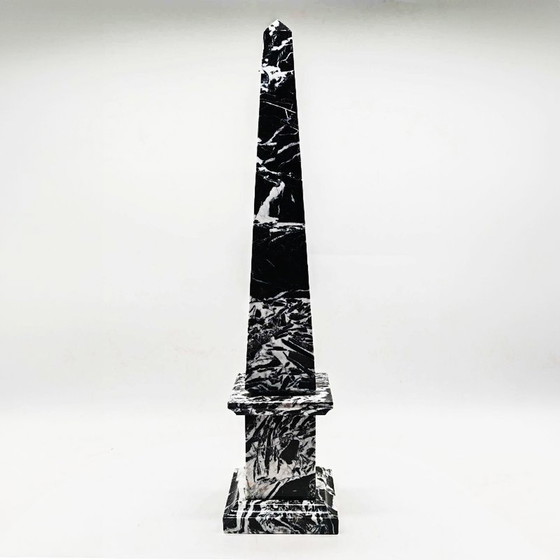 Image 1 of 1970S Großer handgeschnitzter Obelisk aus schwarzem Marmor aus Aquitanien. Hergestellt in Italien. 43 Cm H.