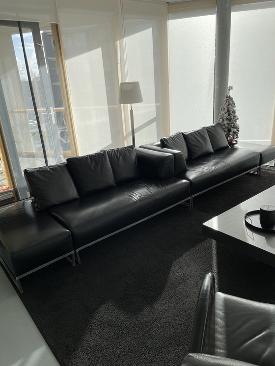 Image 1 of 2x B&B Italia Sofas schwarzes Leder mit 2x Fußhocker und Beistelltisch