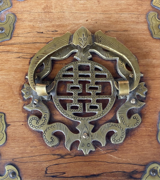 Image 1 of Antike chinesische Schmuckschatulle - Handgefertigtes Nussbaumholz mit Details aus Messing und Jade (1960er Jahre)