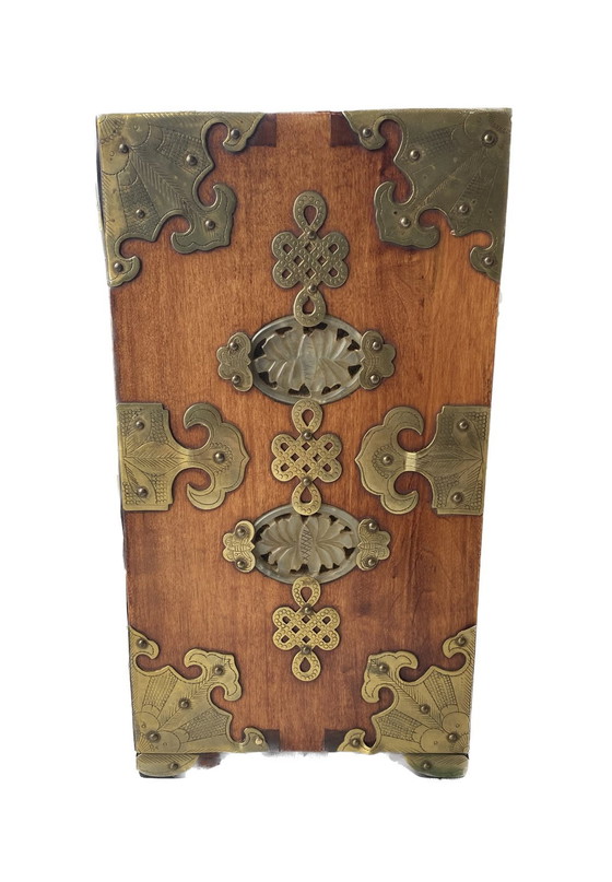 Image 1 of Antike chinesische Schmuckschatulle - Handgefertigtes Nussbaumholz mit Details aus Messing und Jade (1960er Jahre)