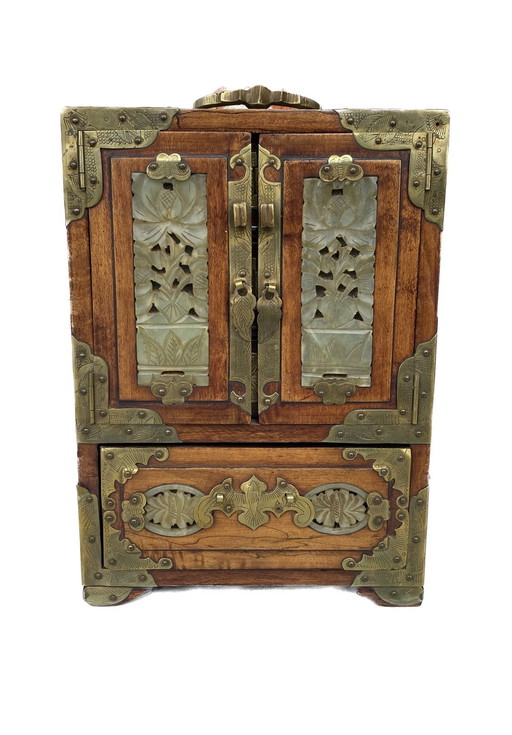 Antike chinesische Schmuckschatulle - Handgefertigtes Nussbaumholz mit Details aus Messing und Jade (1960er Jahre)