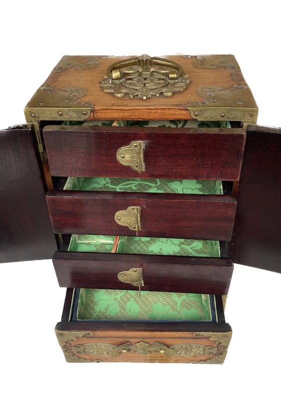 Image 1 of Antike chinesische Schmuckschatulle - Handgefertigtes Nussbaumholz mit Details aus Messing und Jade (1960er Jahre)