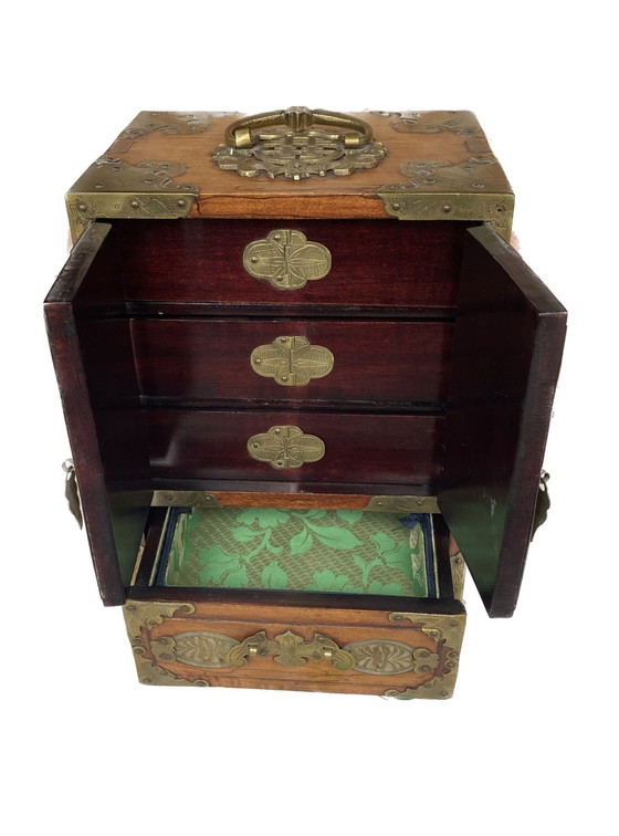 Image 1 of Antike chinesische Schmuckschatulle - Handgefertigtes Nussbaumholz mit Details aus Messing und Jade (1960er Jahre)