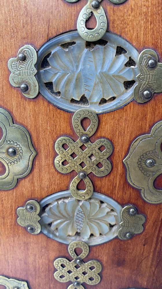 Image 1 of Antike chinesische Schmuckschatulle - Handgefertigtes Nussbaumholz mit Details aus Messing und Jade (1960er Jahre)