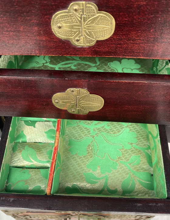 Image 1 of Antike chinesische Schmuckschatulle - Handgefertigtes Nussbaumholz mit Details aus Messing und Jade (1960er Jahre)