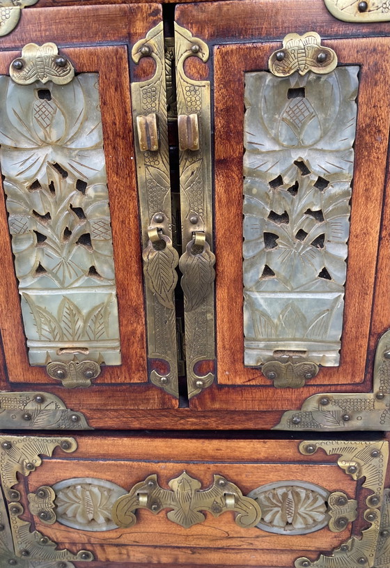 Image 1 of Antike chinesische Schmuckschatulle - Handgefertigtes Nussbaumholz mit Details aus Messing und Jade (1960er Jahre)