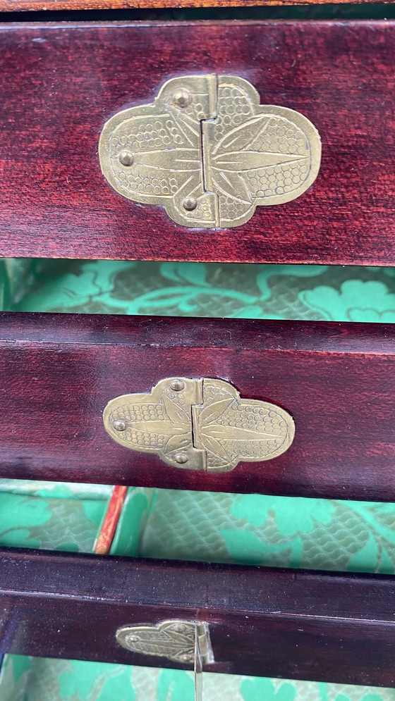 Image 1 of Antike chinesische Schmuckschatulle - Handgefertigtes Nussbaumholz mit Details aus Messing und Jade (1960er Jahre)