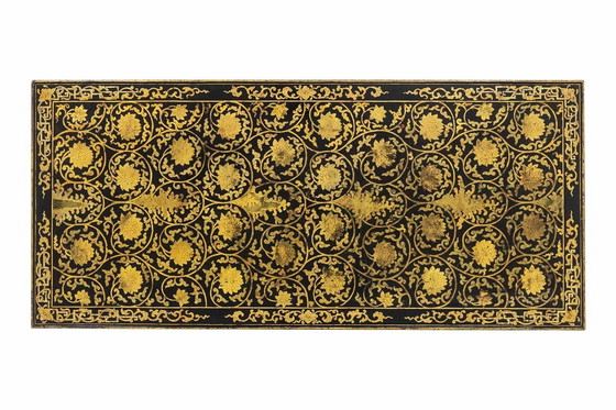 Image 1 of Niedriger Tisch aus Lack mit Blumenmotiven. Circa 1900.