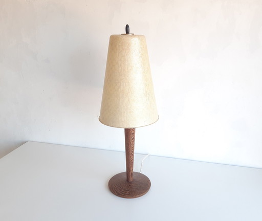 Mid Century Tischlampe mit hölzernem Lampenfuß und Glasfaser-Lampenschirm, 50er Jahre Stil, Polyester-Lampe