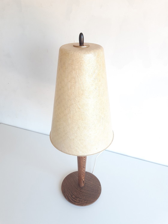Image 1 of Mid Century Tischlampe mit hölzernem Lampenfuß und Glasfaser-Lampenschirm, 50er Jahre Stil, Polyester-Lampe