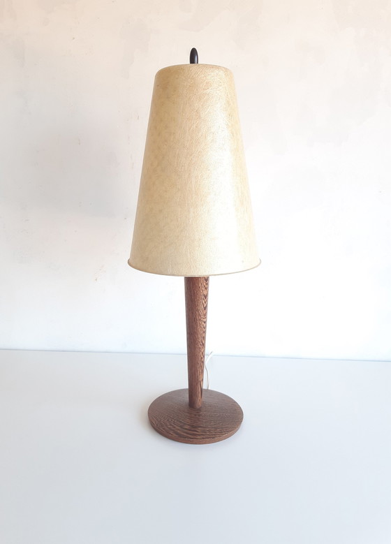 Image 1 of Mid Century Tischlampe mit hölzernem Lampenfuß und Glasfaser-Lampenschirm, 50er Jahre Stil, Polyester-Lampe