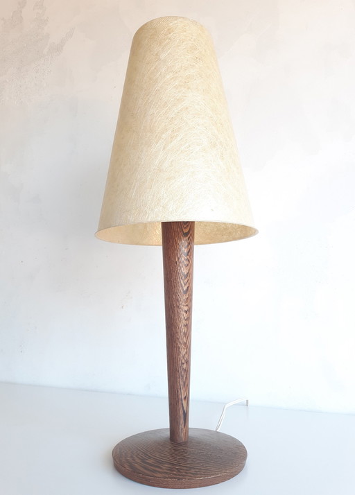 Mid Century Tischlampe mit hölzernem Lampenfuß und Glasfaser-Lampenschirm, 50er Jahre Stil, Polyester-Lampe