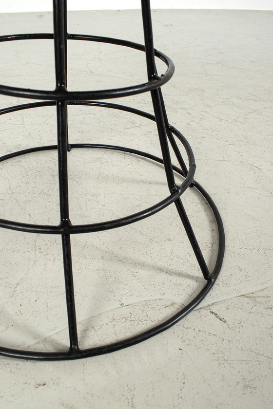 Image 1 of Hocker mit Drahtgestell