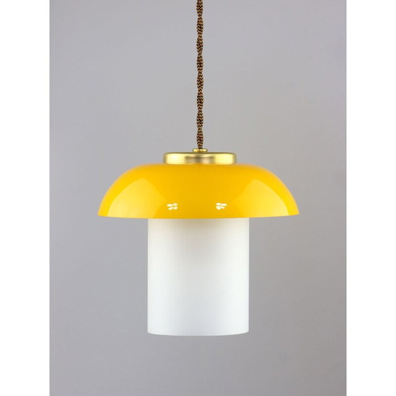 Image 1 of Mid Century Pendelleuchte aus gelbem Glas und Messing