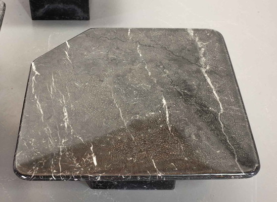 Image 1 of Beistelltische aus schwarzem Carrara-Marmor der Mitte des Jahrhunderts