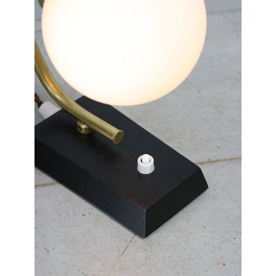 Image 1 of Mid Century Tischlampe aus Messing und Opalin