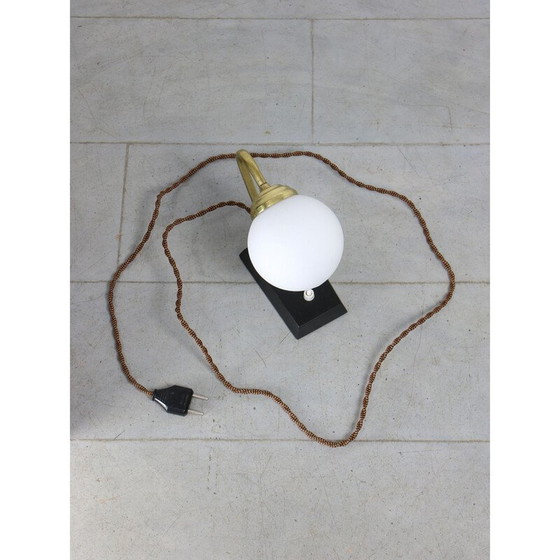 Image 1 of Mid Century Tischlampe aus Messing und Opalin