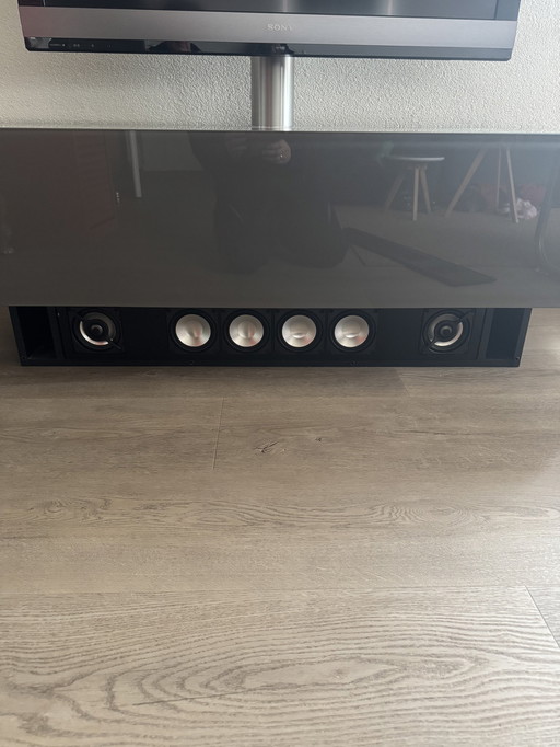 Spectral TV-Möbel mit virtuellem Surround-System