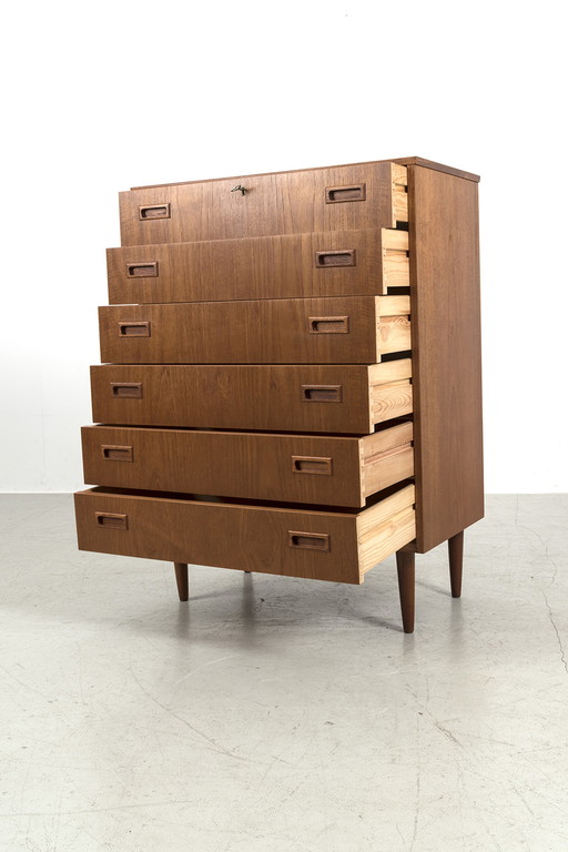 Hohe Vintage Kommode