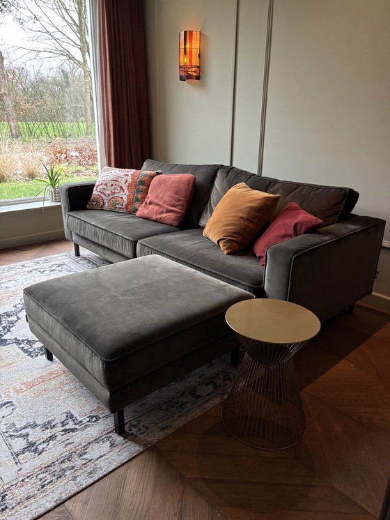 Image 1 of 3-Sitzer Sofa mit Hocker. Grüner Samt