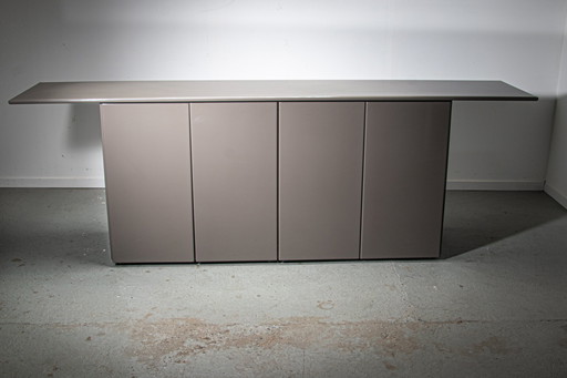 Italienisches Sideboard in grauem Hochglanzlack