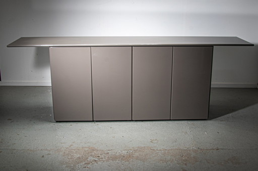 Italienisches Sideboard in grauem Hochglanzlack