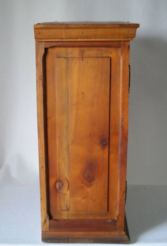 Image 1 of Vitrine Aus Massivem Nussbaum Mitte Xx.