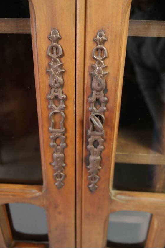 Image 1 of Vitrine Aus Massivem Nussbaum Mitte Xx.