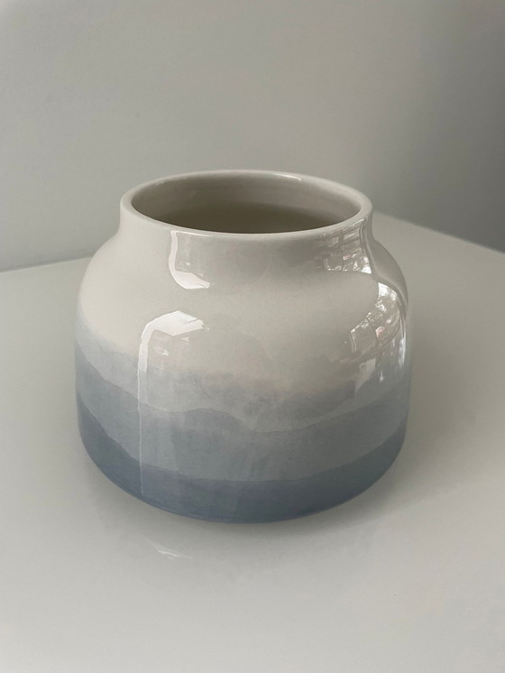 Image 1 of Steingutvase mit hellblauem Dekor