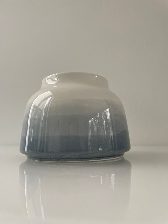 Image 1 of Steingutvase mit hellblauem Dekor