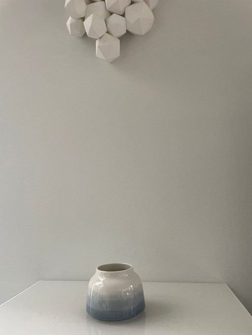 Steingutvase mit hellblauem Dekor