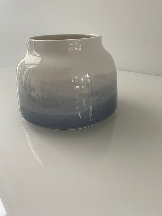Image 1 of Steingutvase mit hellblauem Dekor