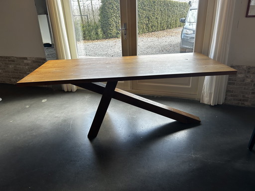 Massiver Eichentisch mit ungewöhnlichem Bein