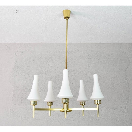 Skandinavisches Paar Tischlampen und Kronleuchter aus Messing und Opalin, Mid Century, 1950er Jahre