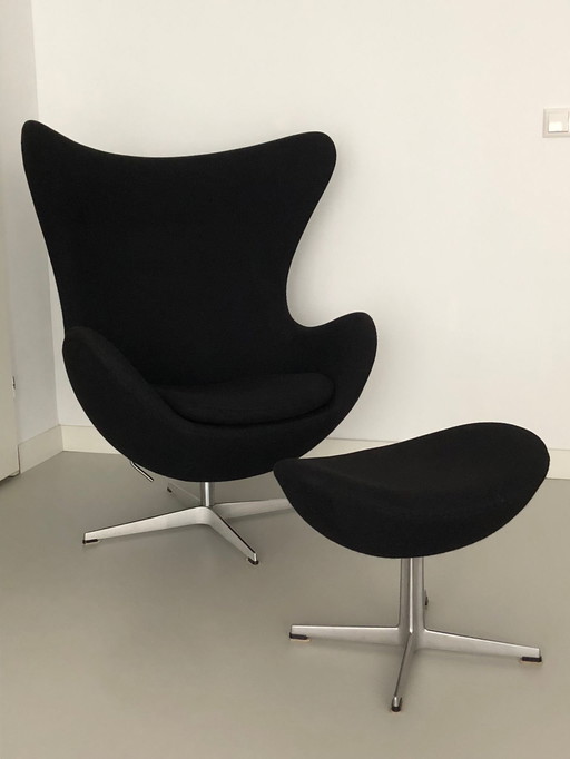 Fritz Hansen Egg Chair mit Ottomane Arna Jacobsen