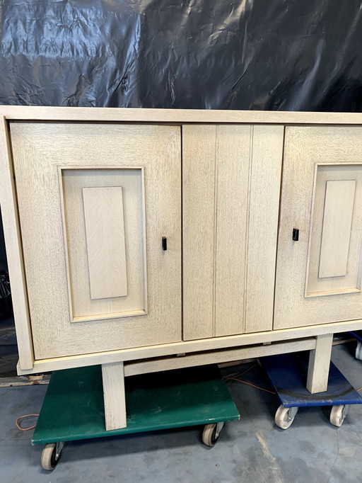Brutalistischer Barschrank