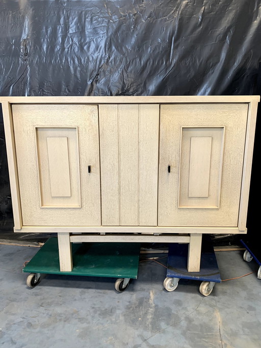 Brutalistischer Barschrank