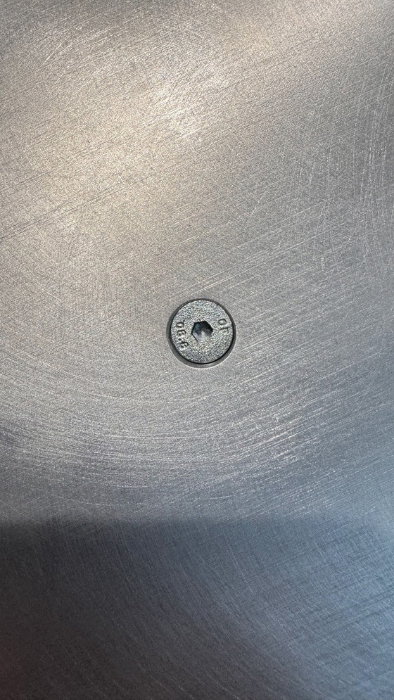 Image 1 of Aluminium Couchtisch Rund - Minimalistisches Design mit industriellem Charme