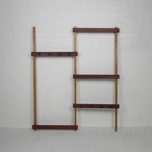 Wandgarderobe im Vintage-Stil aus verschiedenen Holzarten