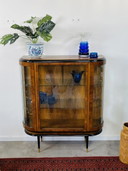 Art-déco-Vitrine mit schwarzen Elementen und Glaslamellen
