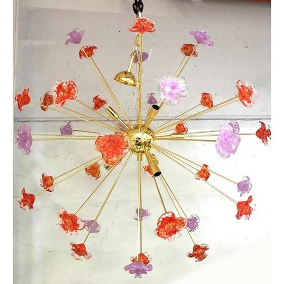 Image 1 of Zeitgenössischer Sputnik-Kronleuchter mit roten und violetten Blumen aus Muranoglas