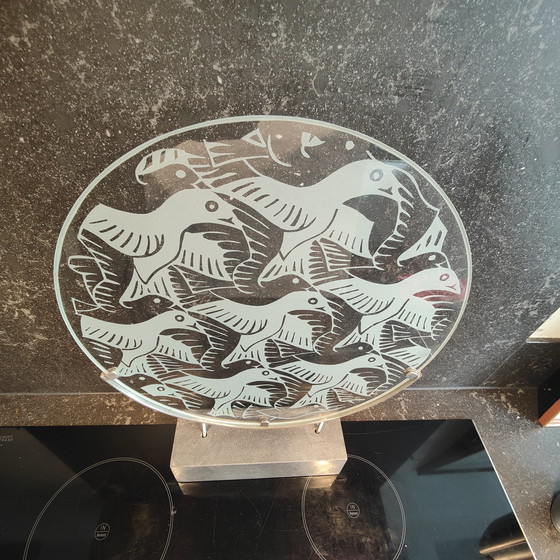 Image 1 of Einzigartige Glaswaren auf einem Sockel Metamorphose von MC Escher.