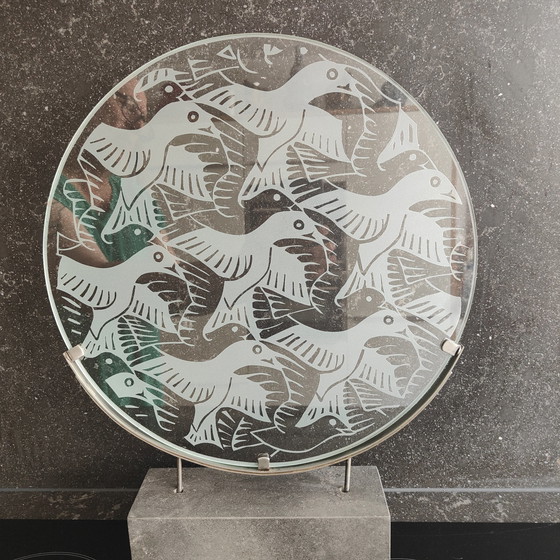 Image 1 of Einzigartige Glaswaren auf einem Sockel Metamorphose von MC Escher.