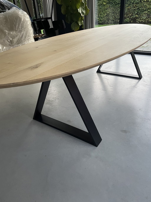 Ovaler Esstisch aus Eiche von Melchior Interior