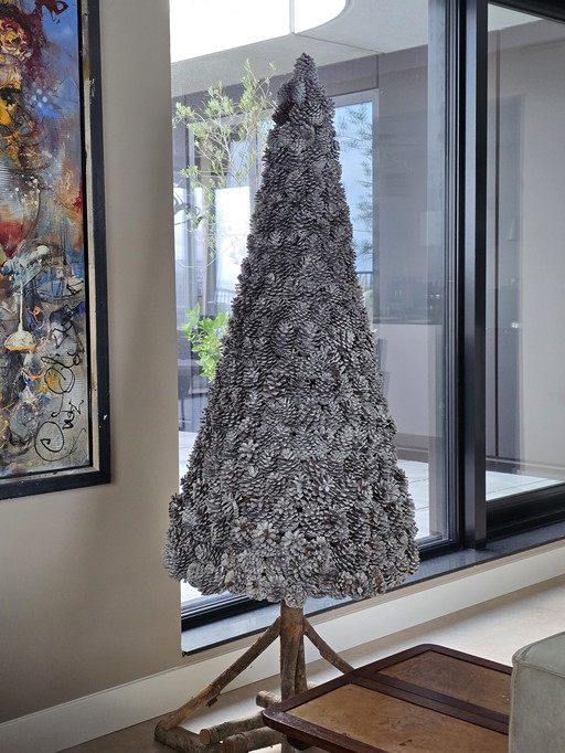 Künstlicher Weihnachtsbaum aus natürlichen Materialien